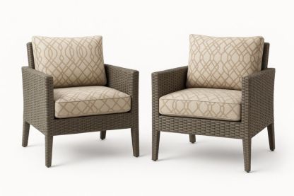 Paire de fauteuils d'extérieur en rotin synthétique brun avec coussins beiges à motifs géométriques