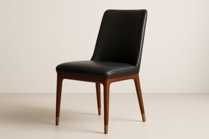 Chaise en cuir noir avec pieds en bois de noyer et embouts en laiton 84cm