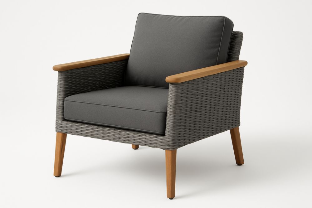 Fauteuil d'extérieur en osier gris avec accoudoirs en bois
