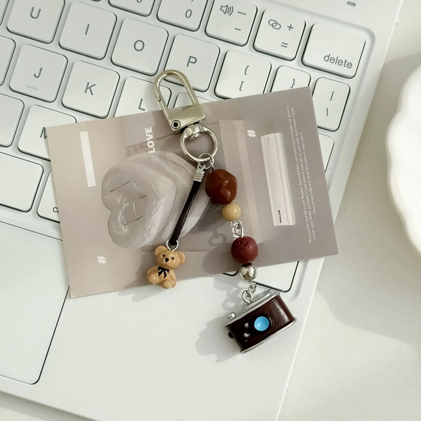 Chaîne de téléphone perlée style caméra rétro – Porte-clés créatif et breloque de sac avec pendentif ourson, accessoire mignon inspiré du style CCD