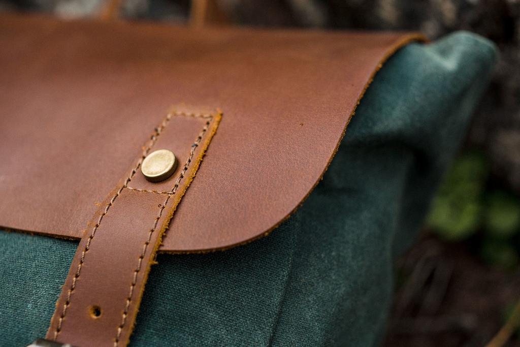  rabat en cuir pleine fleur authentique. rivets de renforcement en laiton et toile cir&eacute;e &eacute;meraude d'un sac &agrave; dos randonn&eacute;e vintage et tendance pour homme