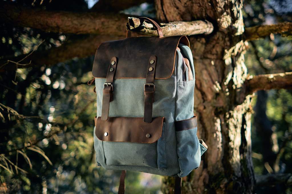 sac &agrave; dos vintage en toile helsinki suspendu &agrave; un arbre