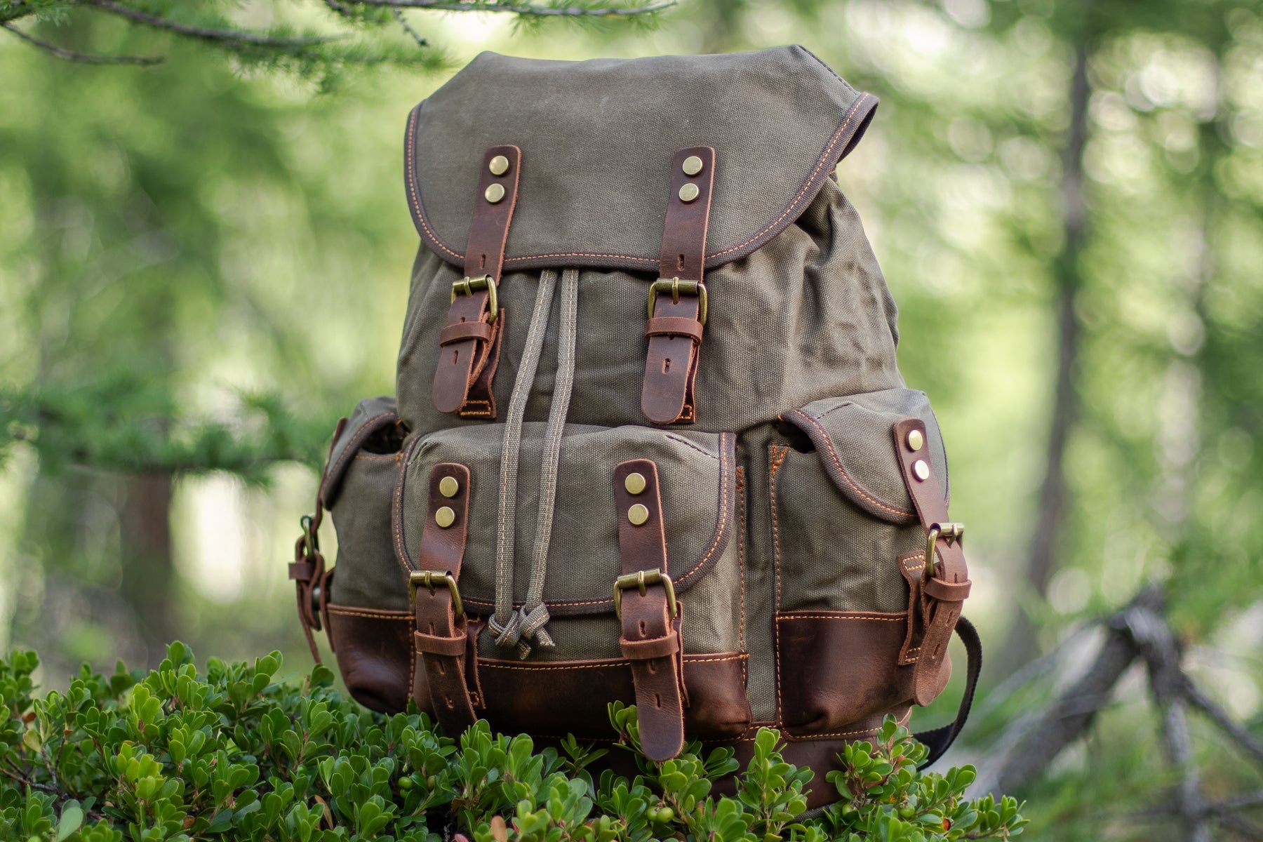 Uppsala canvas hiking backpack in waxed cotton with leather straps. front view