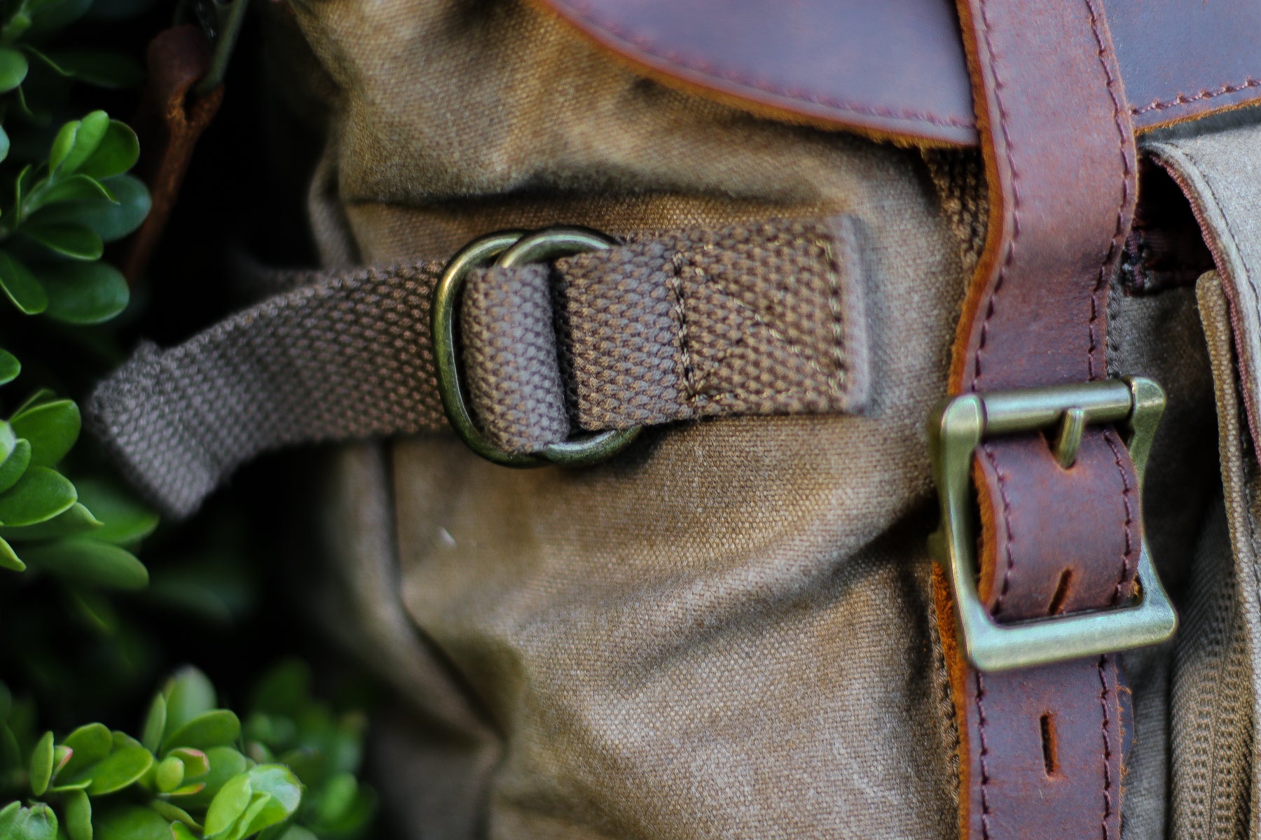 camera bag with sturdy webbing and reinforced zipper pulls