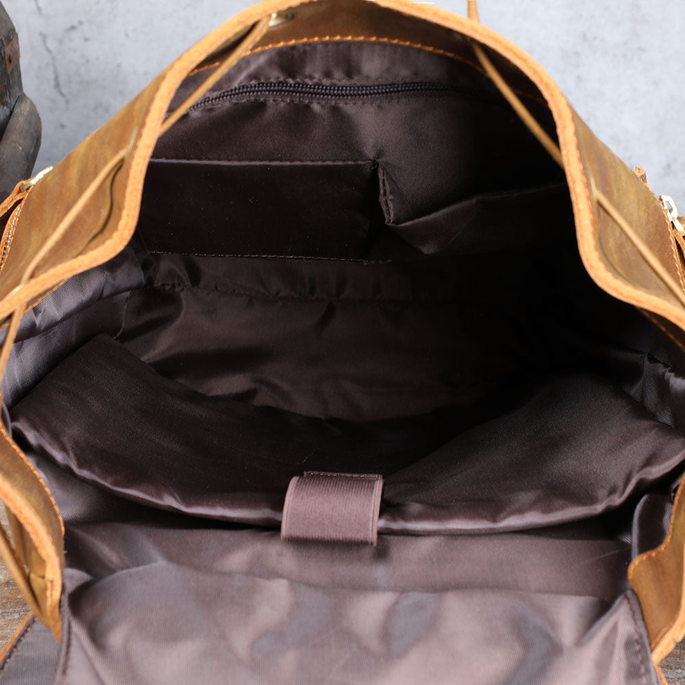 laptop compartment and inner pocket of the leather hiking backpack ideal to store toiletry pouches, footwear, underwear or sweatshirts