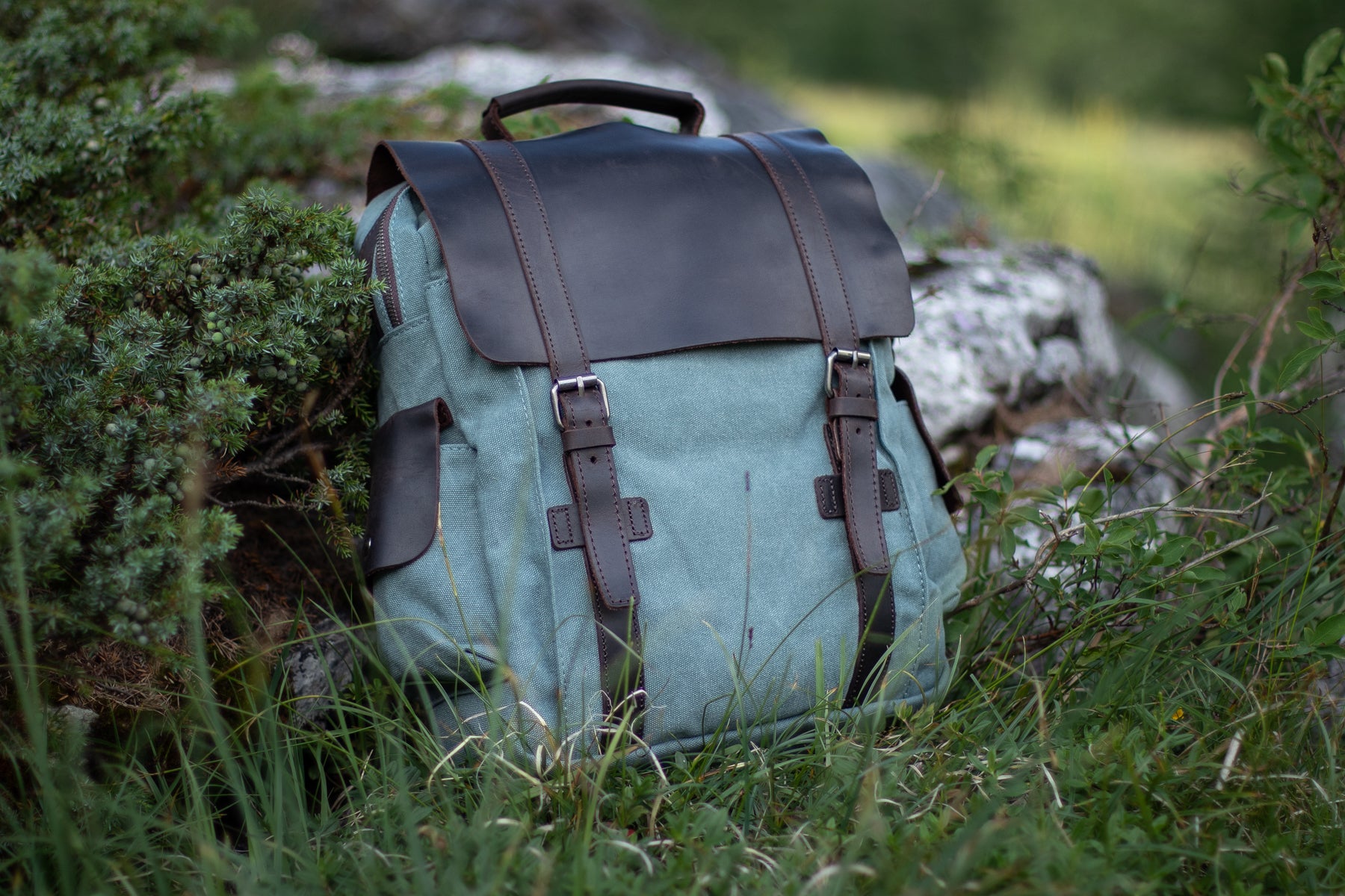 small and unisex ladies canvas bag purse with side-pockets to store watches. a coin purse. a card holder or some pens