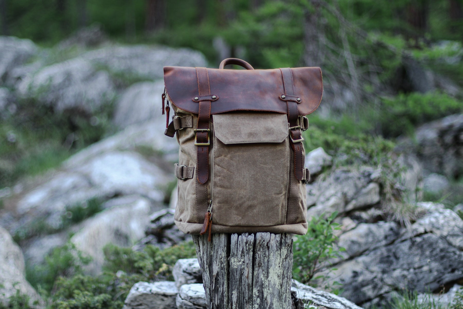 dslr camera bag with quilted laptop sleeve and quck-release