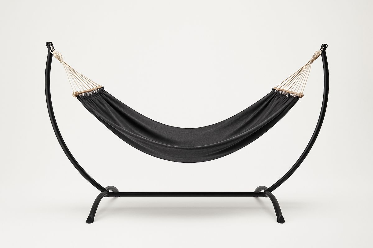 Teräksinen riippumatto mustalla kankaalla ja jalustalla-Verdeharmonia