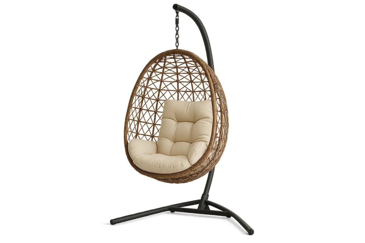 Rottinkinen riippuva tuoli metallirungolla ja beigeillä pehmusteilla-Verdeharmonia