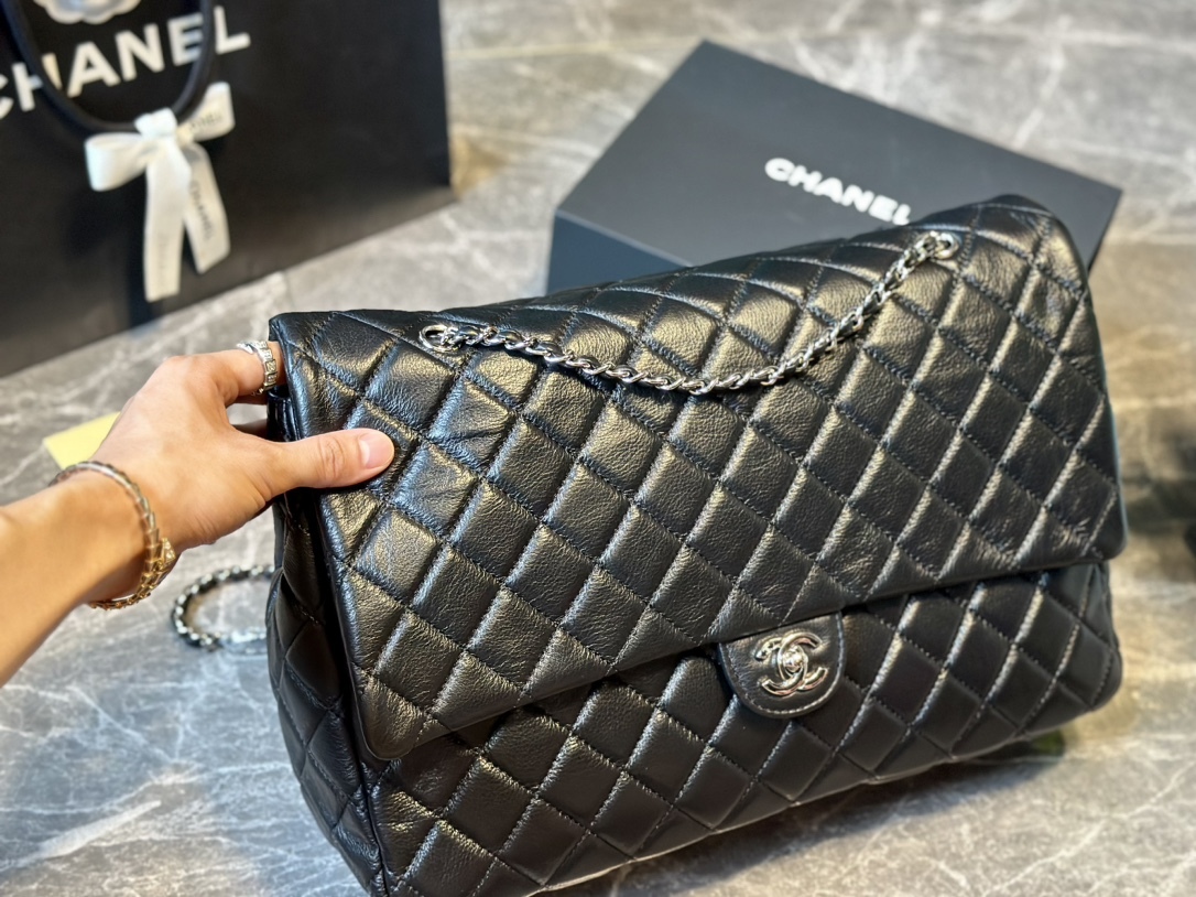 Lambskin Classic Maxi Jumbo Flap Bag