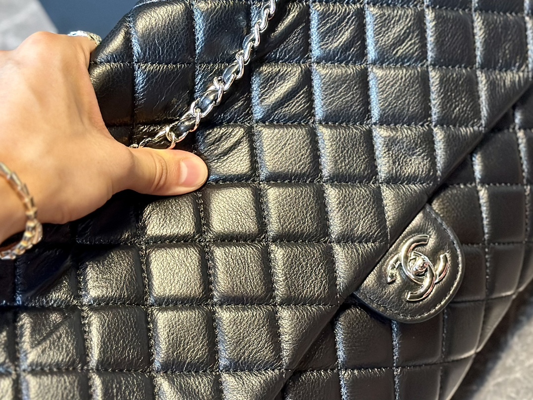 Lambskin Classic Maxi Jumbo Flap Bag