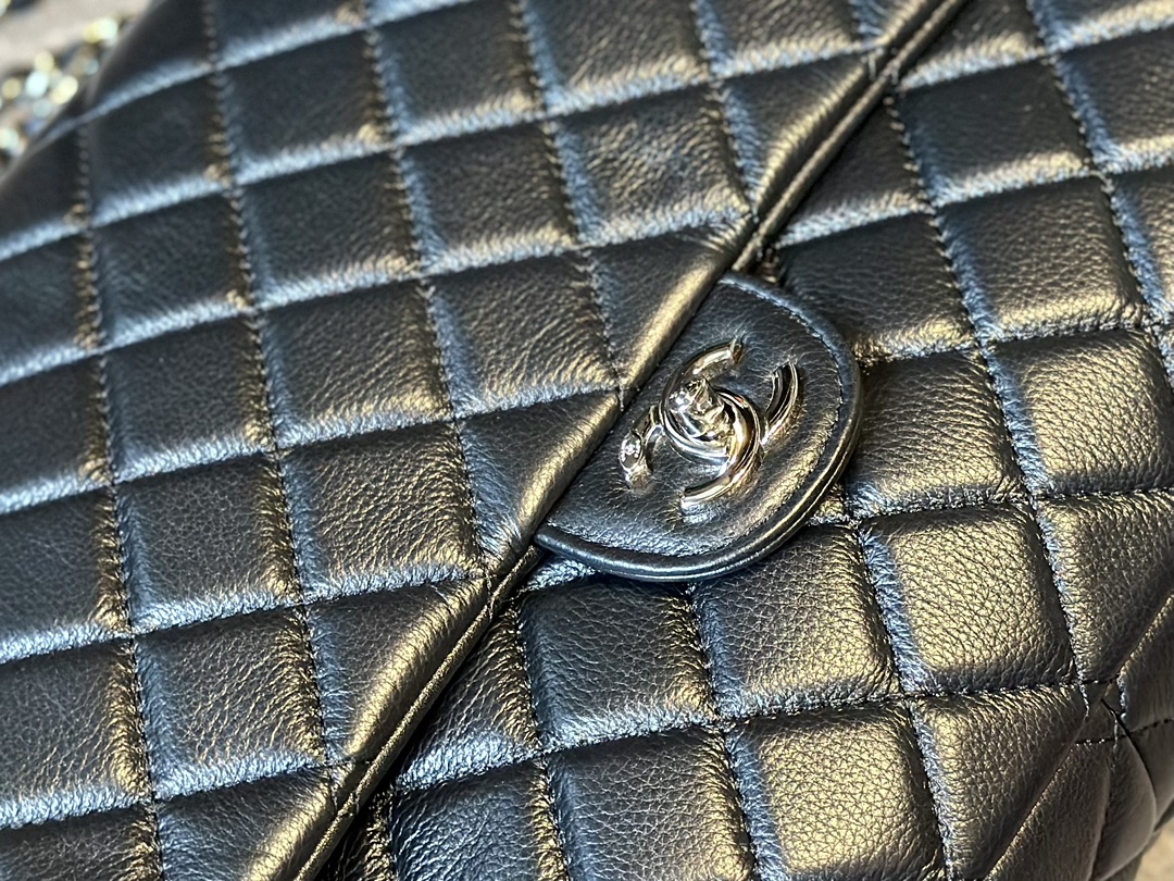 Lambskin Classic Maxi Jumbo Flap Bag