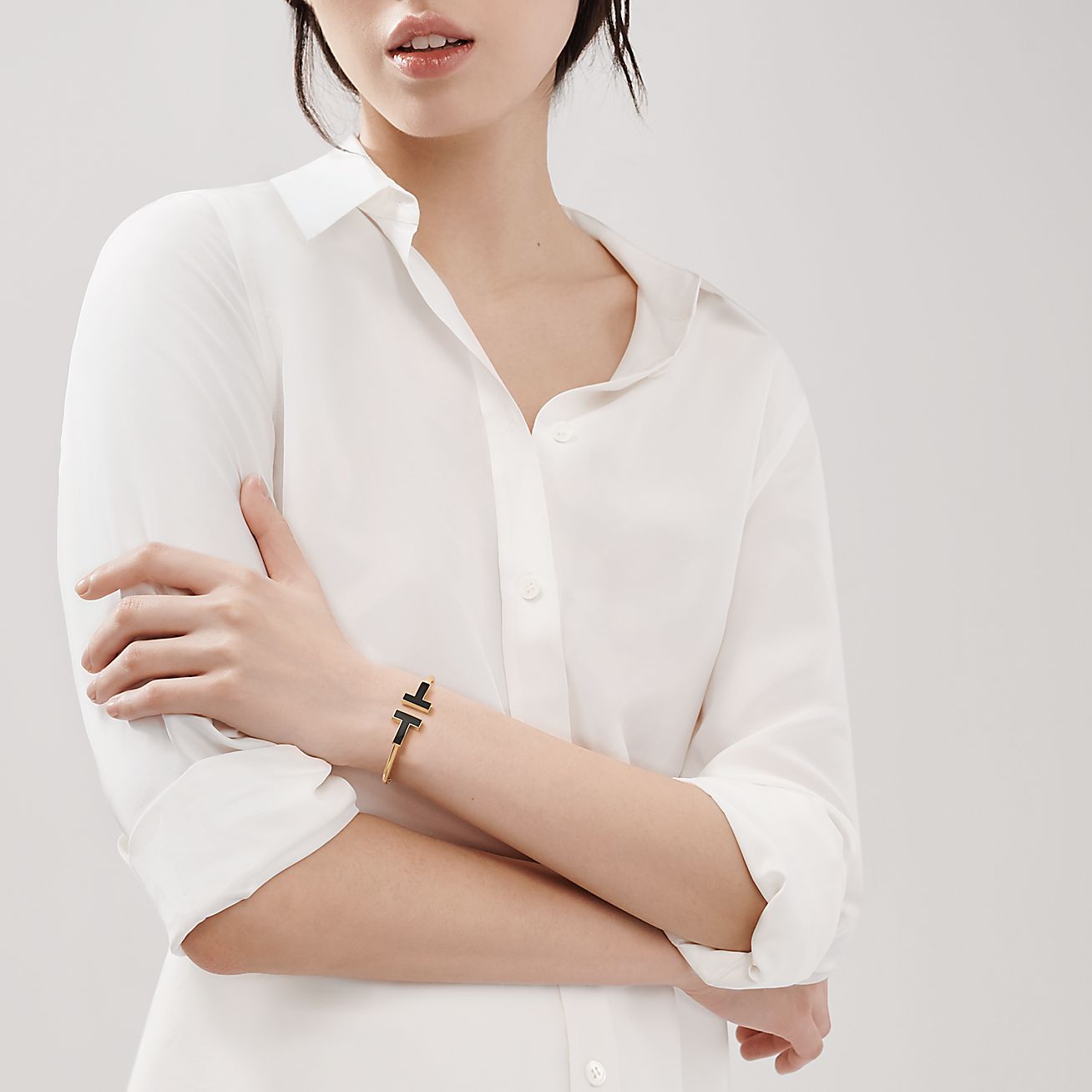 T Wide Black Onyx Wire Bracelet in 18k Gold