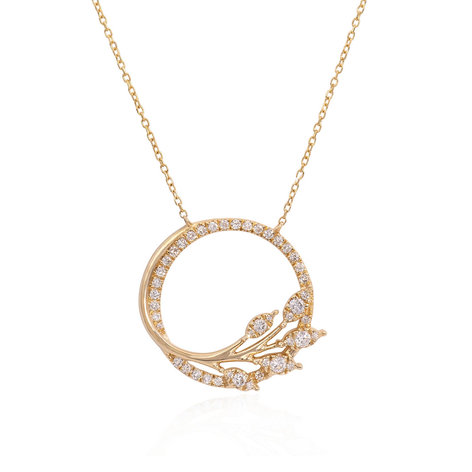 Victoria庐 Diamond Vine Circle Pendant in 18k Yellow Gold