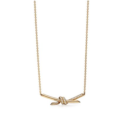 Knot Pendant in Yellow Gold with Diamonds