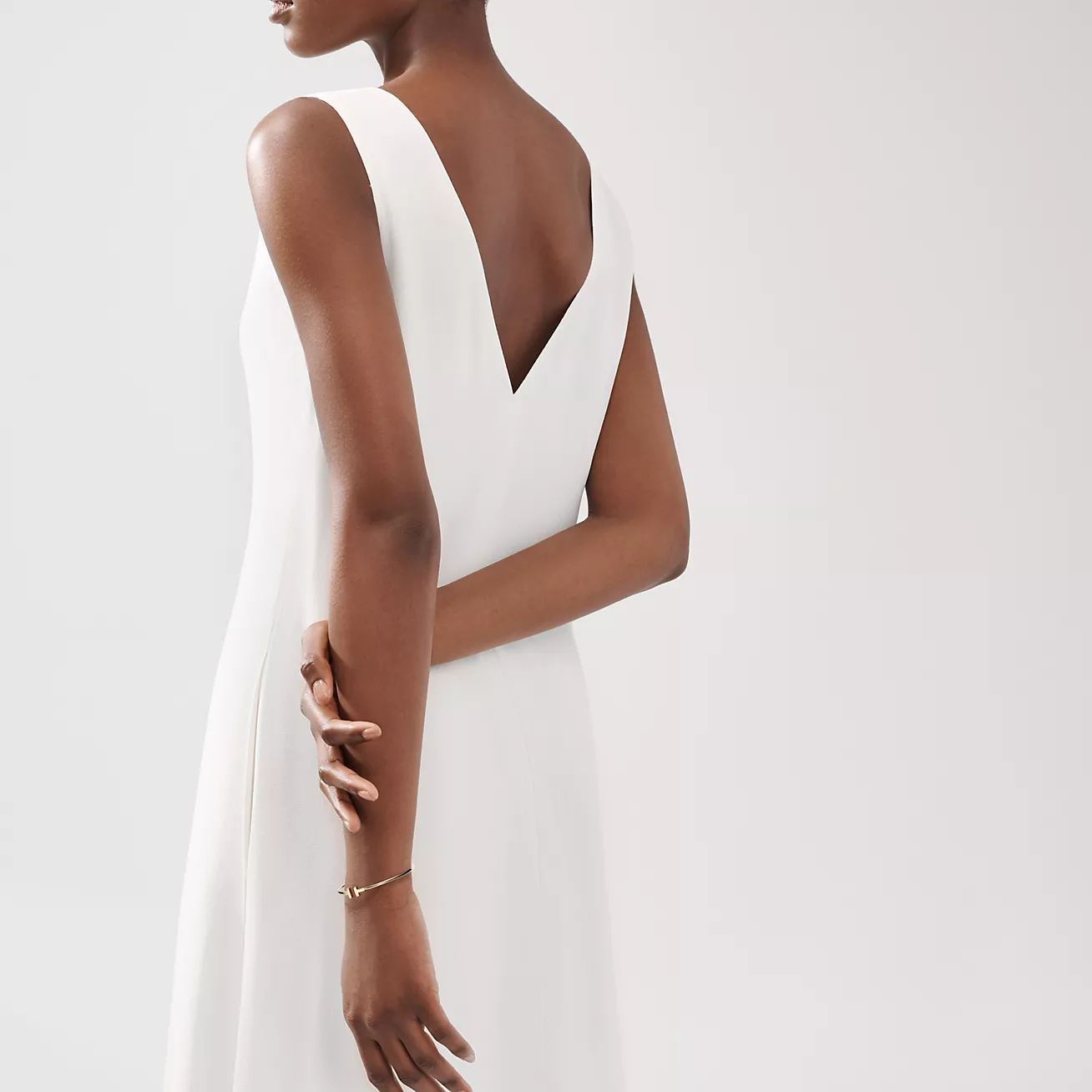 T Narrow Wire Bracelet in 18k Gold