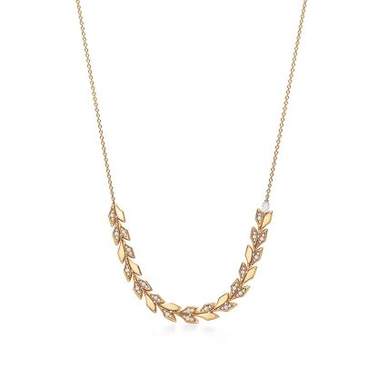 Victoria庐 Vine East West Pendant in Yellow Gold with Diamonds