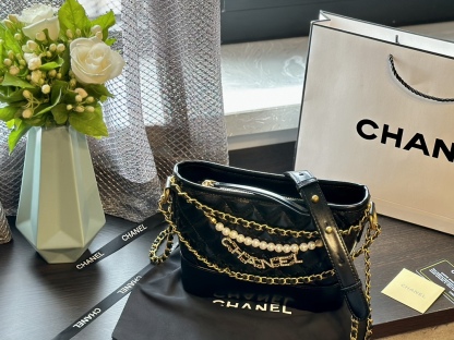 Aged Calfskin Quilted Small Gabrielle Hobo Black