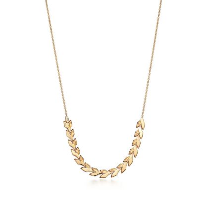 Victoria庐 Vine East West Pendant in Yellow Gold with Diamonds