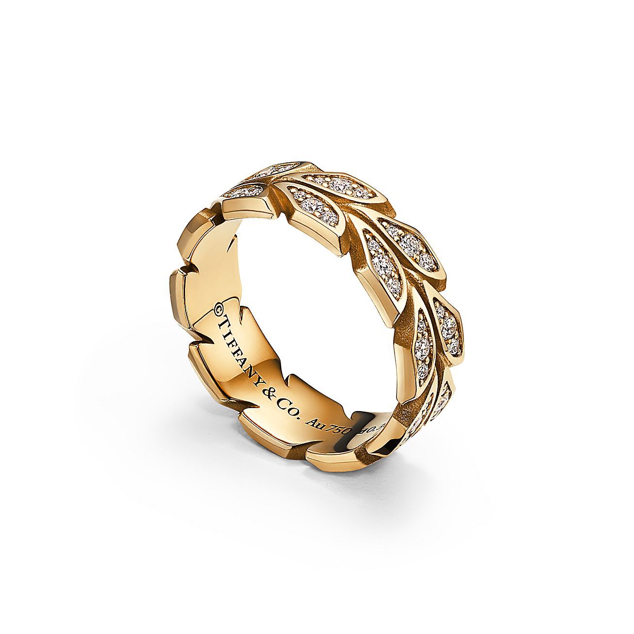 Victoria庐 Vine Band Ring in Yellow Gold with Diamonds, 6 mm Wide