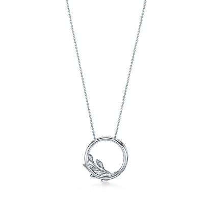 Victoria庐 Diamond Vine Circle Pendant in Platinum