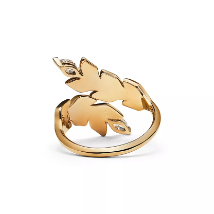 Victoria庐 Vine Bypass Ring in Yellow Gold with Diamonds