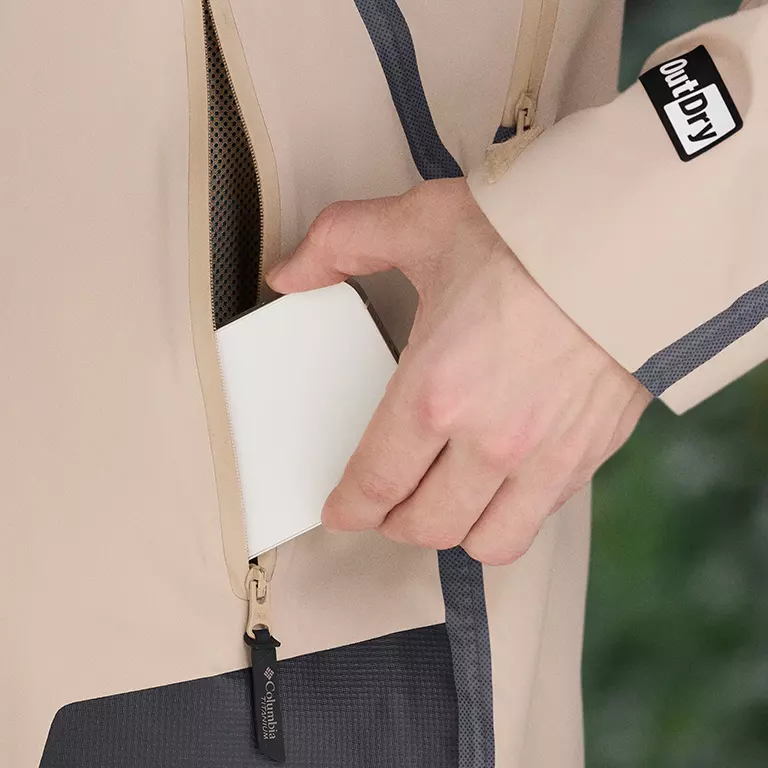 Close up of the PU coated zipping pockets