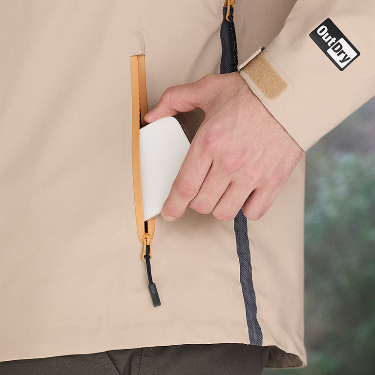 Close-up of the PU coated zippers for extra protection