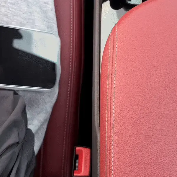 Embedded car seat gap leak-proof plug