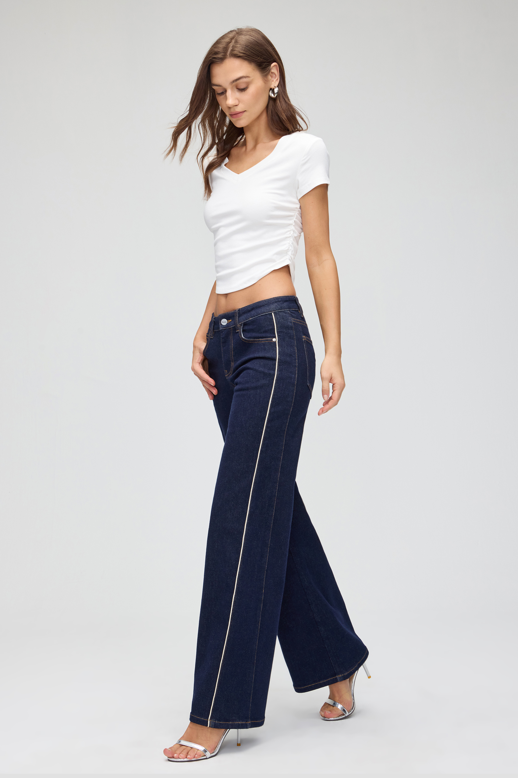 Vessira Women’s Black Mid-Rise High-Stretch Wide-Leg Jeans