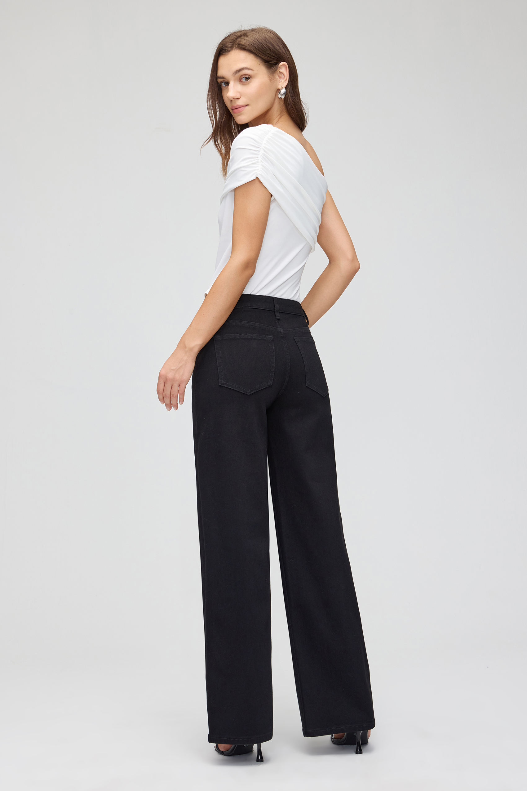 Vessira Women’s Black Mid-Rise High-Stretch Wide-Leg Jeans