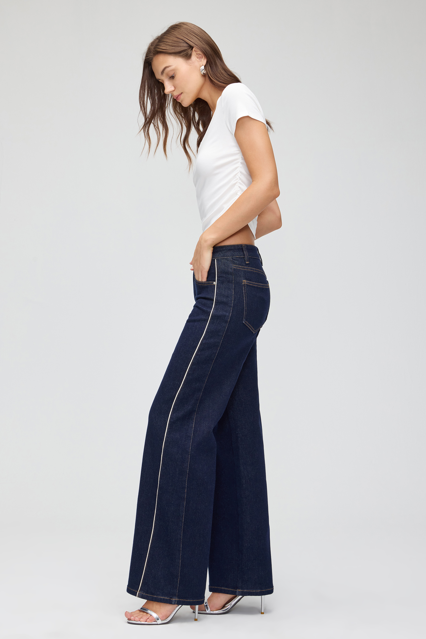 Vessira Women’s Black Mid-Rise High-Stretch Wide-Leg Jeans