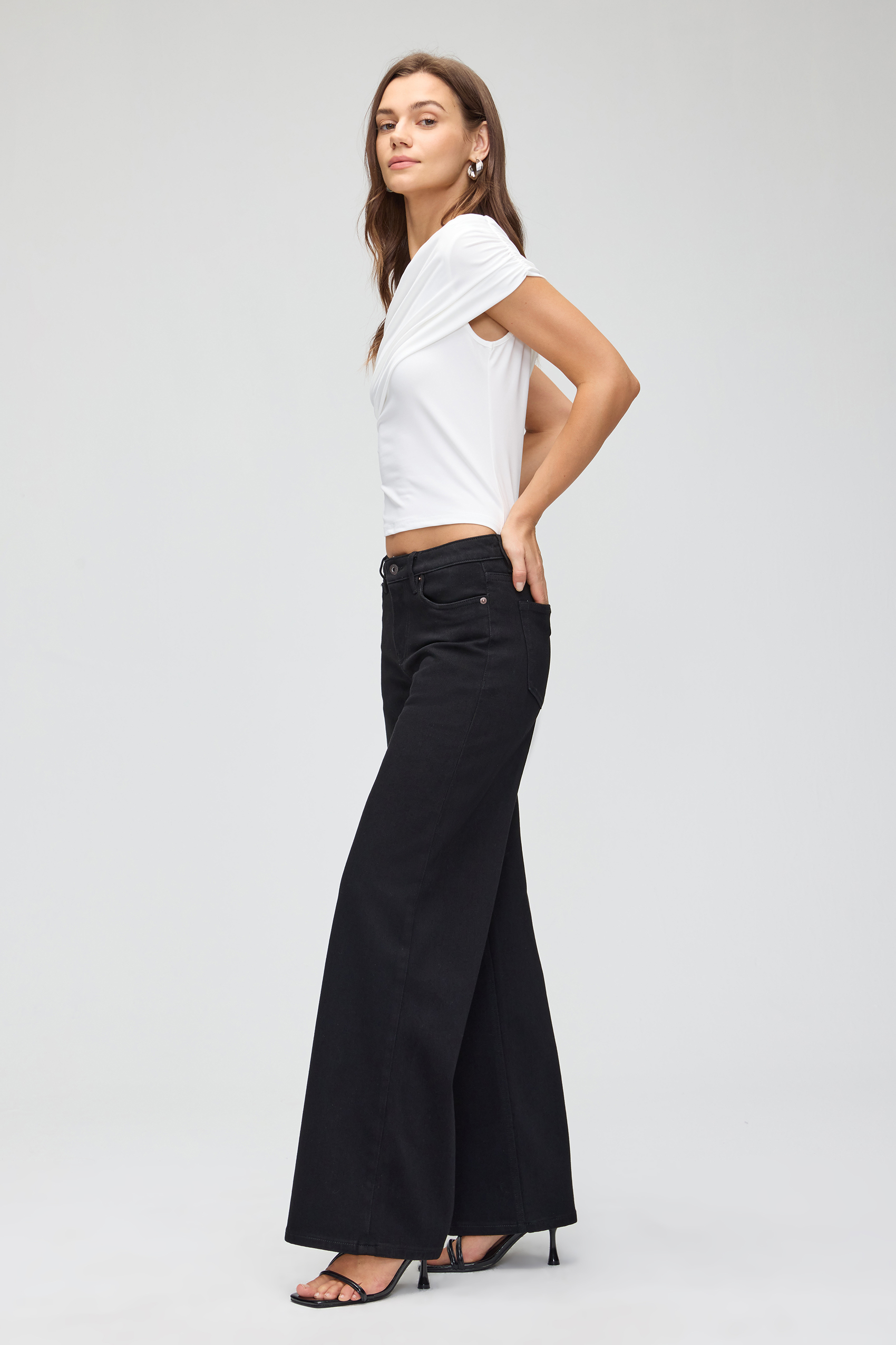 Vessira Women’s Black Mid-Rise High-Stretch Wide-Leg Jeans