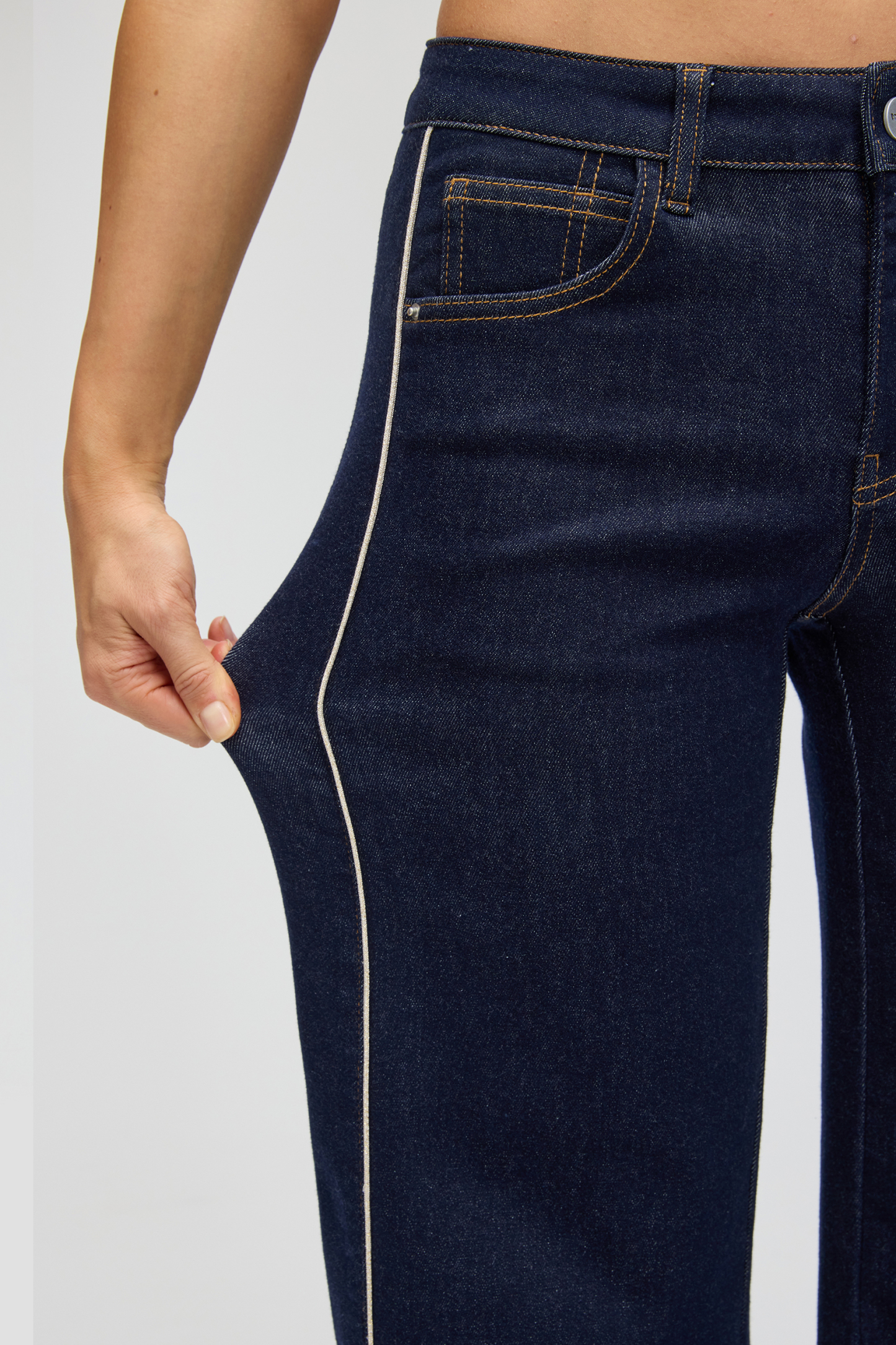 Vessira Women’s Black Mid-Rise High-Stretch Wide-Leg Jeans