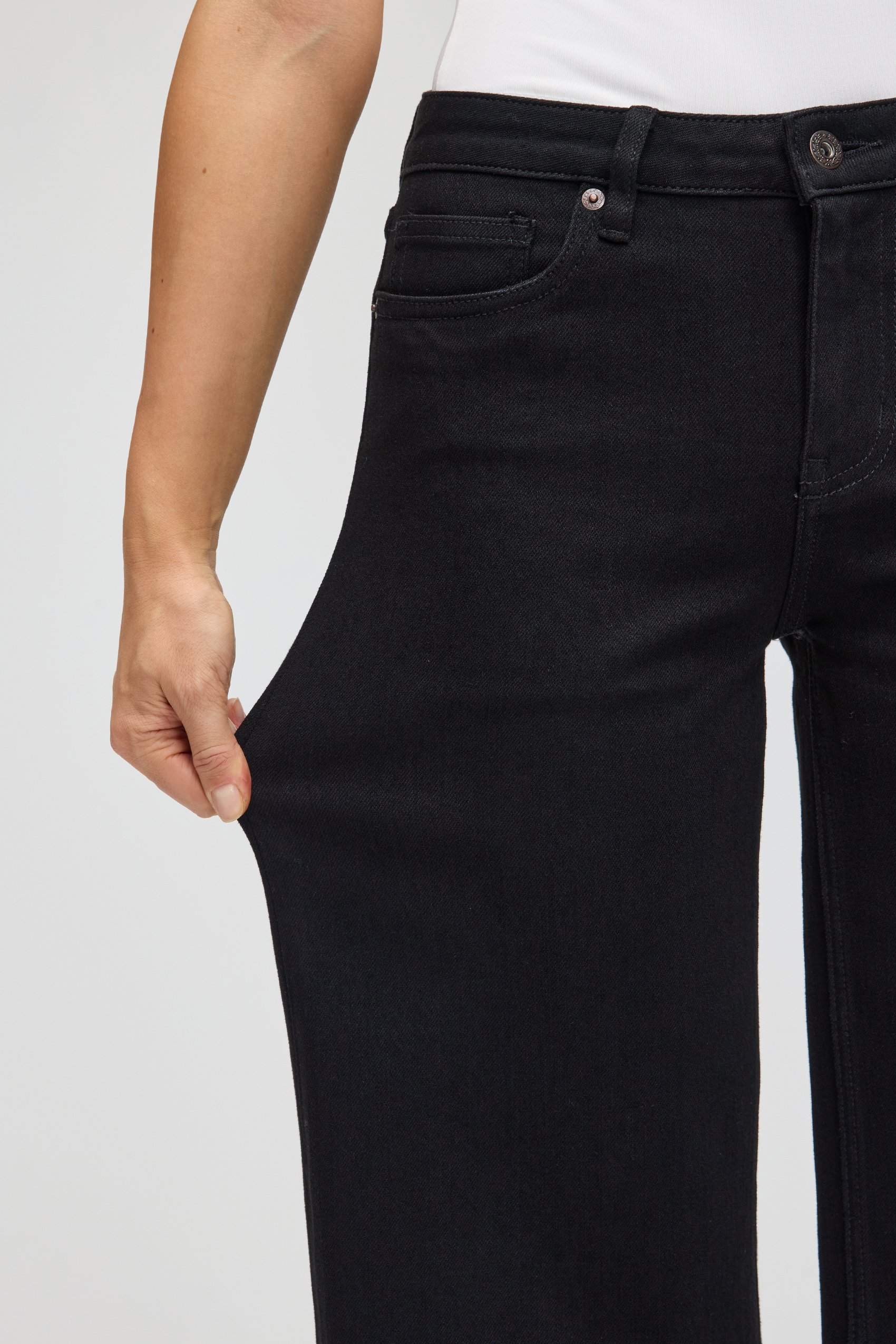 Vessira Women’s Black Mid-Rise High-Stretch Wide-Leg Jeans