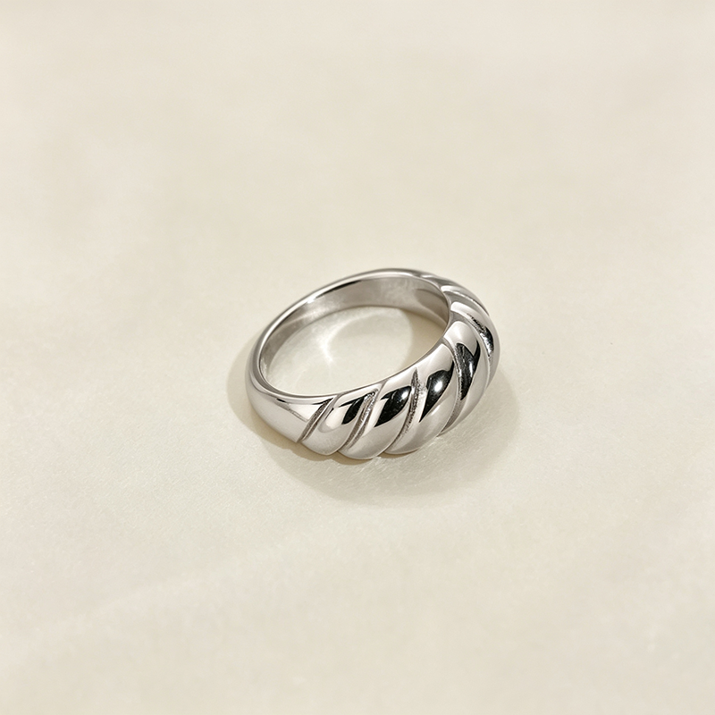 Croissantia Ring