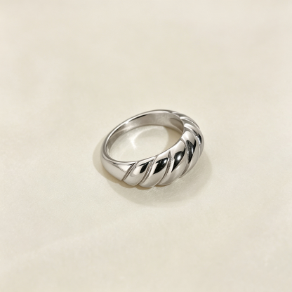 Croissantia Ring