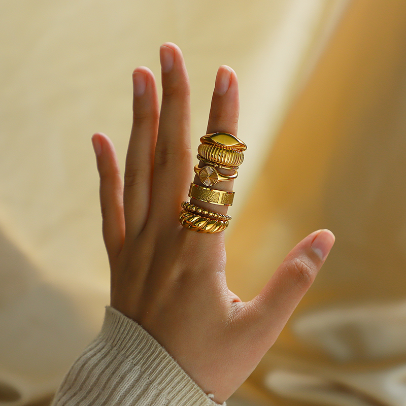 Croissantia Ring