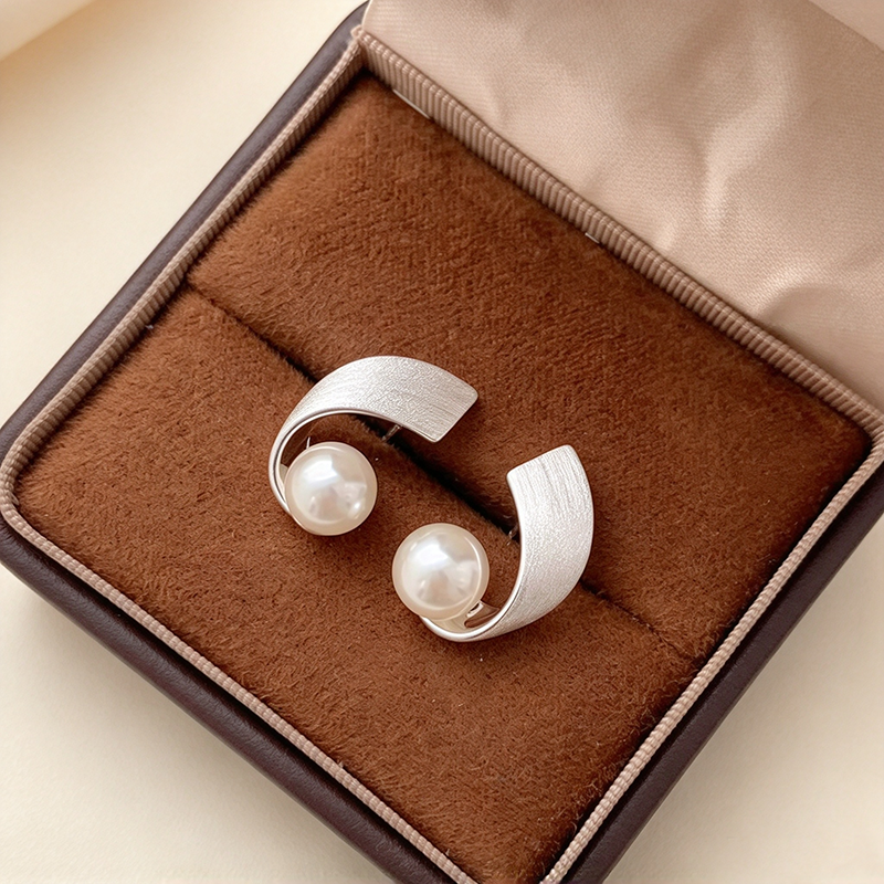 Brushed Curve Pearl Stud Earrings