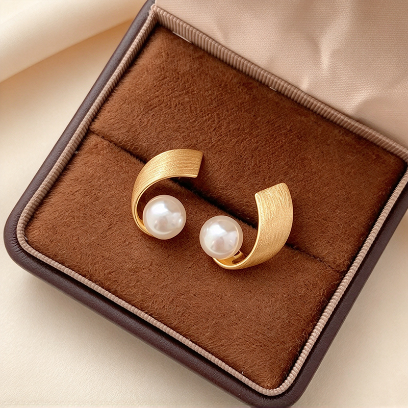 Brushed Curve Pearl Stud Earrings