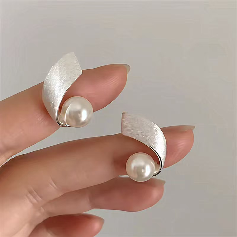 Brushed Curve Pearl Stud Earrings