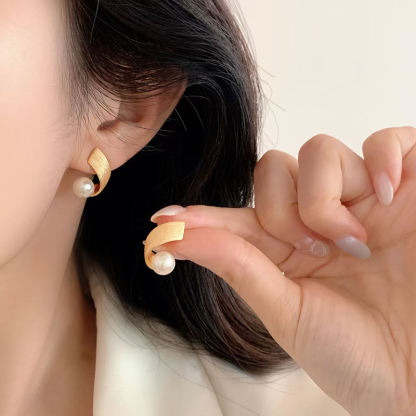 Brushed Curve Pearl Stud Earrings
