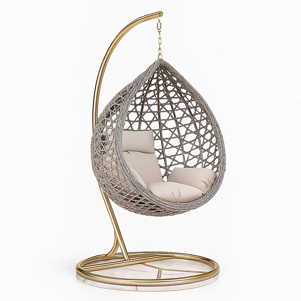 Altalena da veranda a dondolo intrecciata grigia con struttura in metallo dorato e cuscini beige