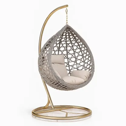 Altalena da veranda a dondolo intrecciata grigia con struttura in metallo dorato e cuscini beige