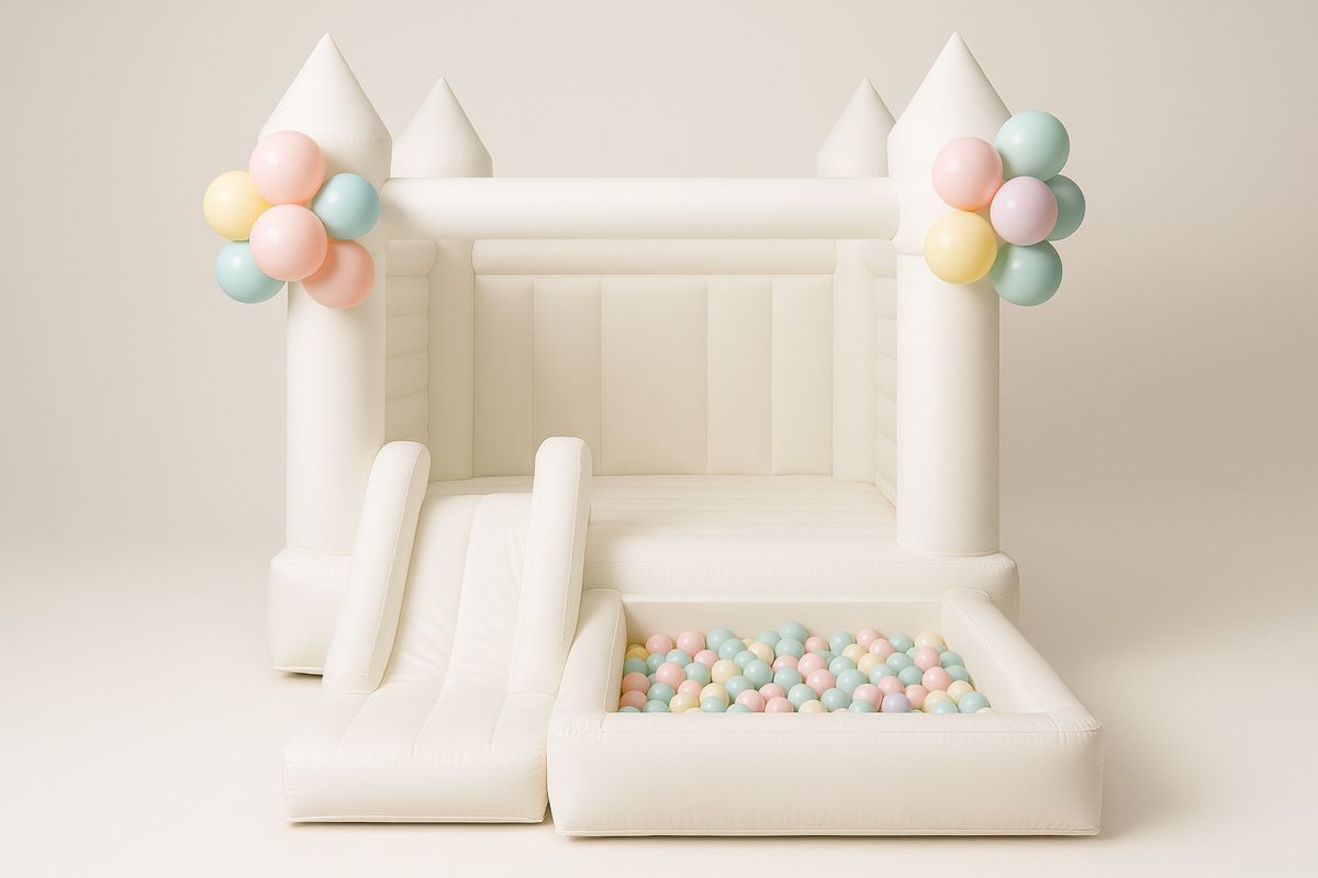 PVC-ilmatäytteinen leikkilinna liukumäellä ja 190 pallolla valkoinen-Jardineterna