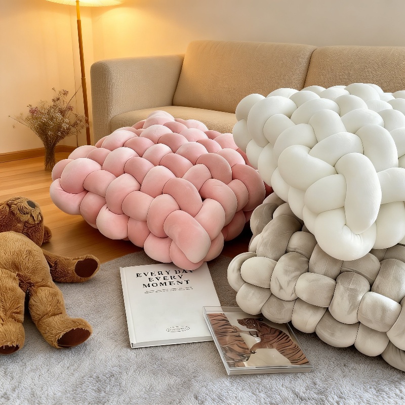 Detailaufnahme vom Scandinavian Knot Throw Pillow