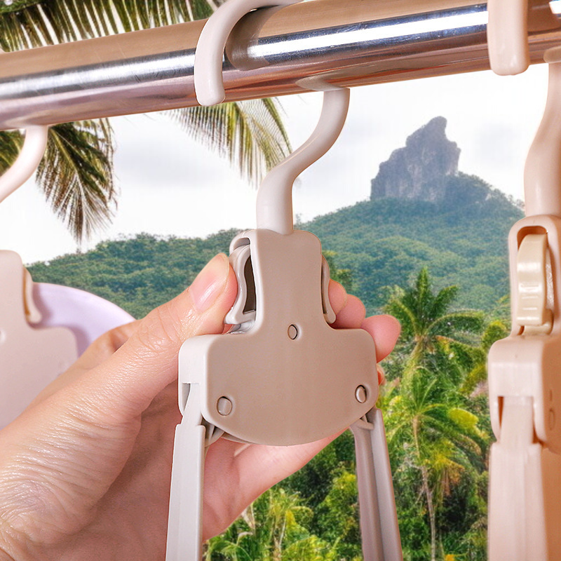 Praktischer tragbarer Kleiderständer für unterwegs