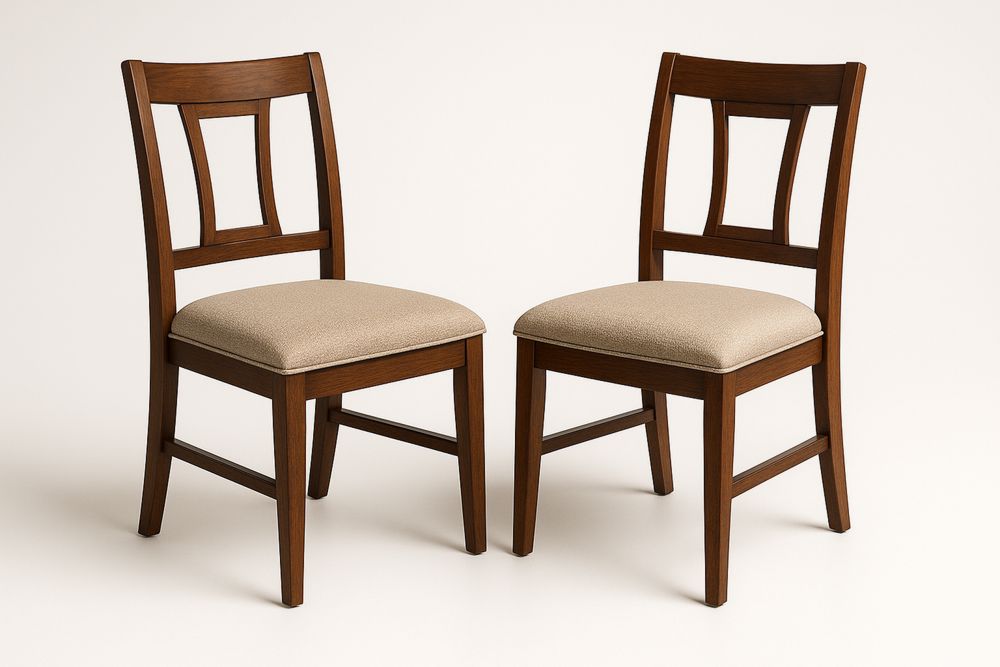 Kaksi puurunkoista tuolia, polyesteri-istuin, tummanruskea/beige-lumiaurorahaven