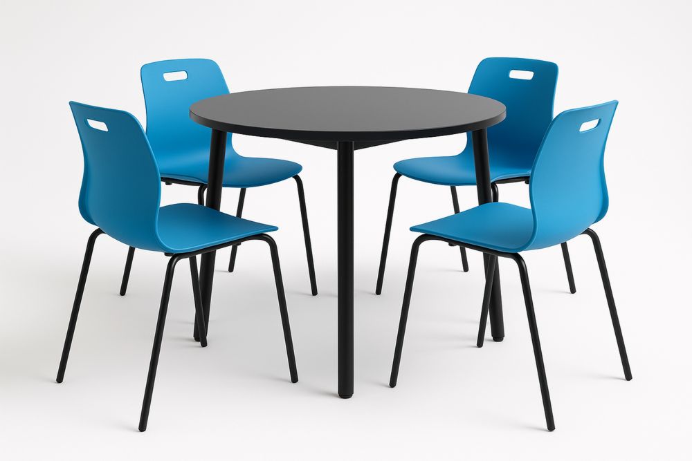 Pyöreä musta pöytä ja 4 sinistä PP-muovituolia-lumiaurorahaven