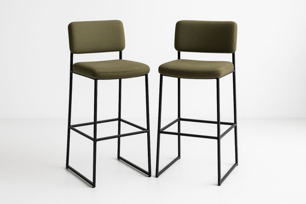 Kaksi teräsrunkoista tuolia vihreällä kangaspehmusteella-lumiaurorahaven